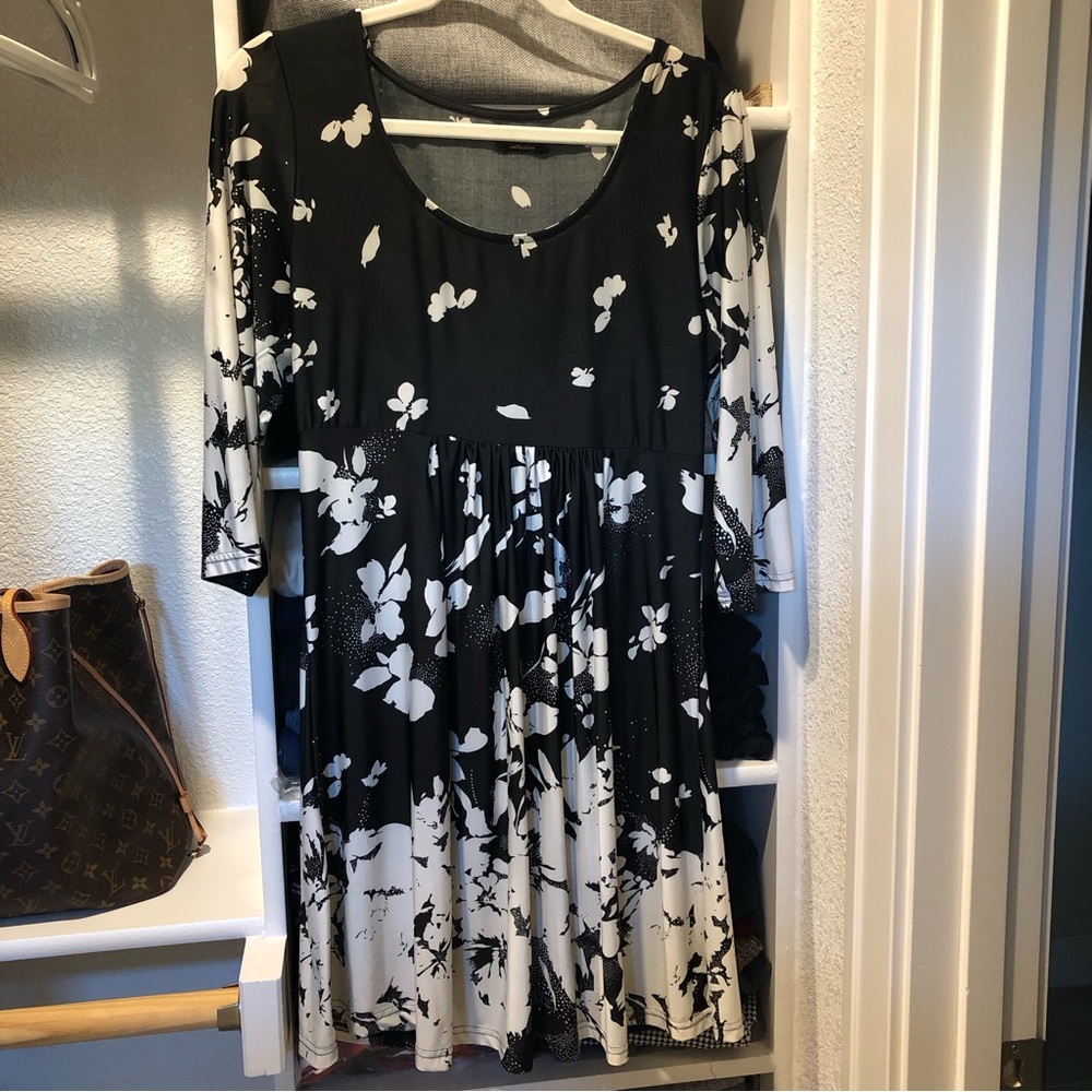 🆕 Black/White Tunic Top